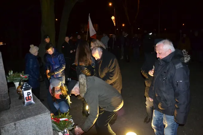 13.12.2017 Głogów w hołdzie ofiarom stanu wojennego. — zdjęcie 13