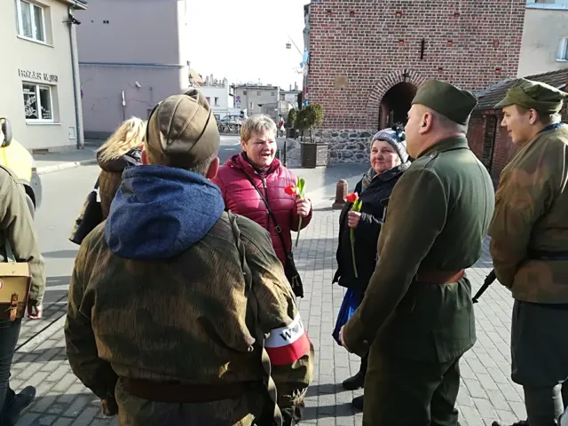 14.02.2018 "Zakochaj się w Armii Krajowej", walentynkowa akcja Stowarzyszenia Patriotyczny Głogów w Górze! — zdjęcie 3