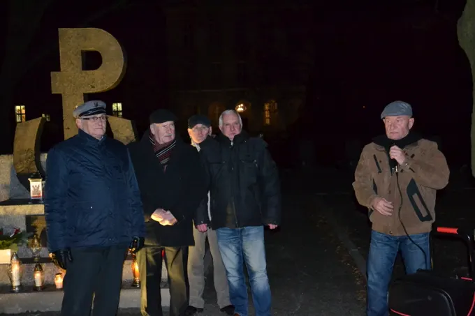 13.12.2017 Głogów w hołdzie ofiarom stanu wojennego. — zdjęcie 14