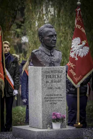 18.11.2017 Głogów wita Bohaterów. Część II odsłonięcie popiersi „Wyklętych” — zdjęcie 45