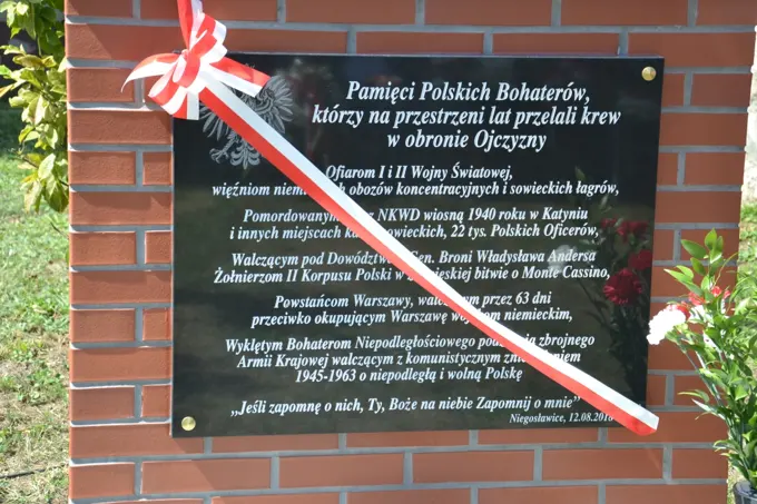 12-08-2018 Niegosławice. Uroczystości odsłonięcia pamiątkowej tablicy! — zdjęcie 20