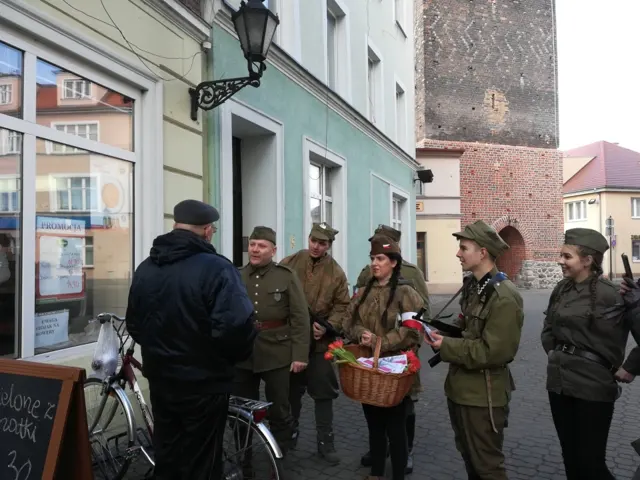 14.02.2018 "Zakochaj się w Armii Krajowej", walentynkowa akcja Stowarzyszenia Patriotyczny Głogów w Górze! — zdjęcie 5