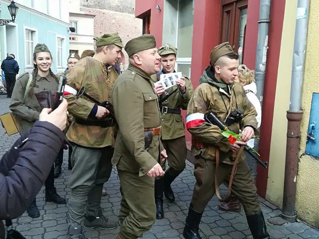 14.02.2018 "Zakochaj się w Armii Krajowej", walentynkowa akcja Stowarzyszenia Patriotyczny Głogów w Górze! — zdjęcie 4