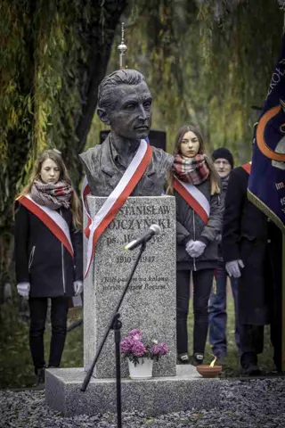 18.11.2017 Głogów wita Bohaterów. Część II odsłonięcie popiersi „Wyklętych” — zdjęcie 44