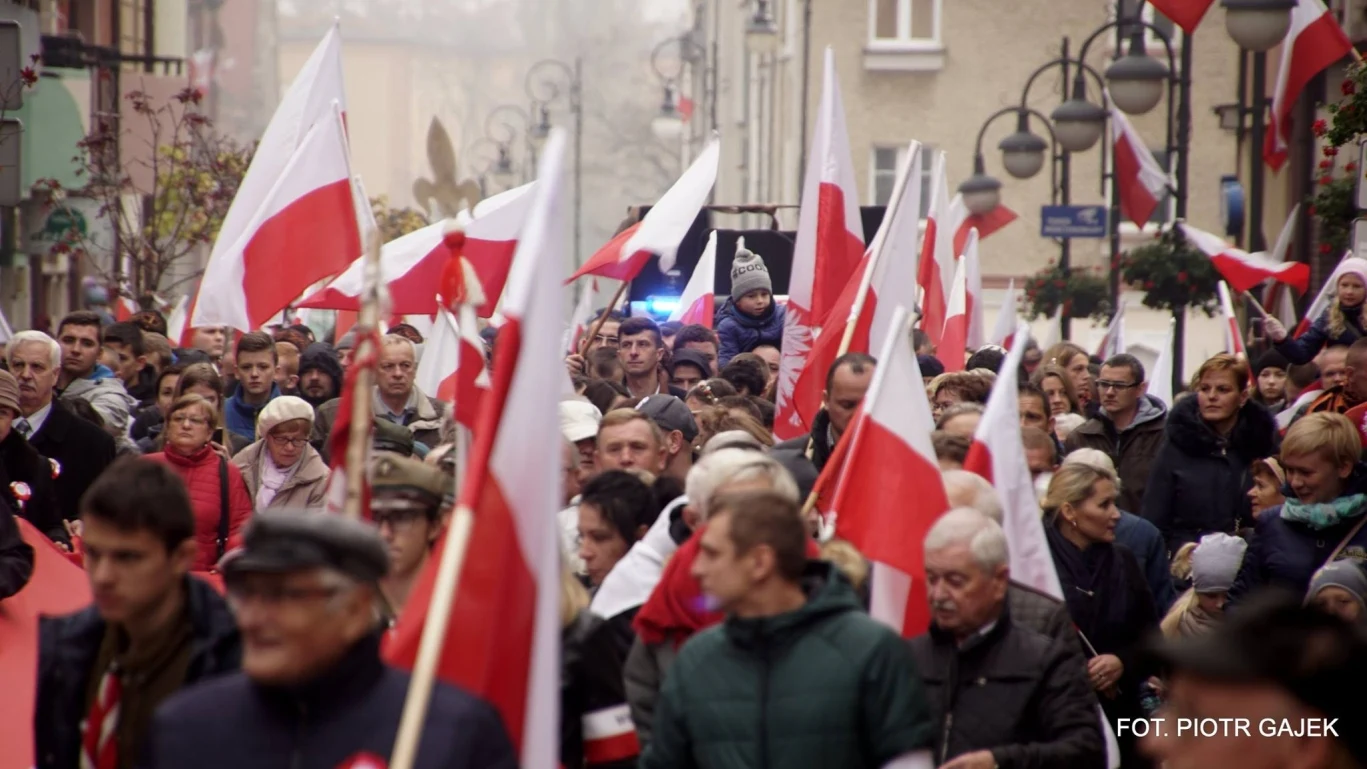 Biało-czerwone flagi podczas I Głogowskiego Marszu Niepodległości w 2018 roku