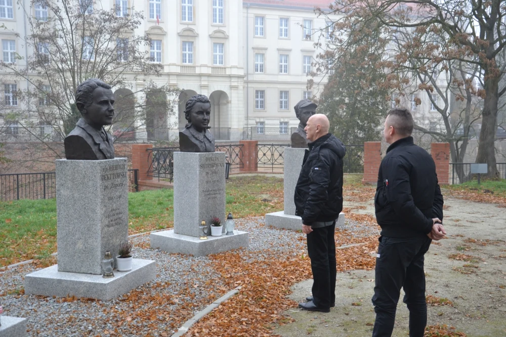 Popiersia bohaterów w Głogowskiej Alei Pamięci